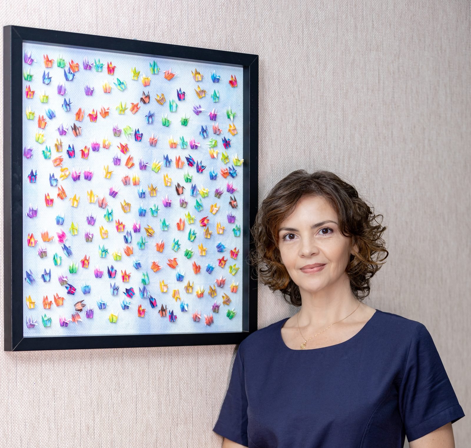 Quadro de conquistas do Instituto Glia, com tsurus de origami colados pelos pacientes